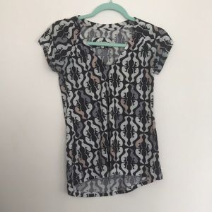 Dog pattern v neck shirt